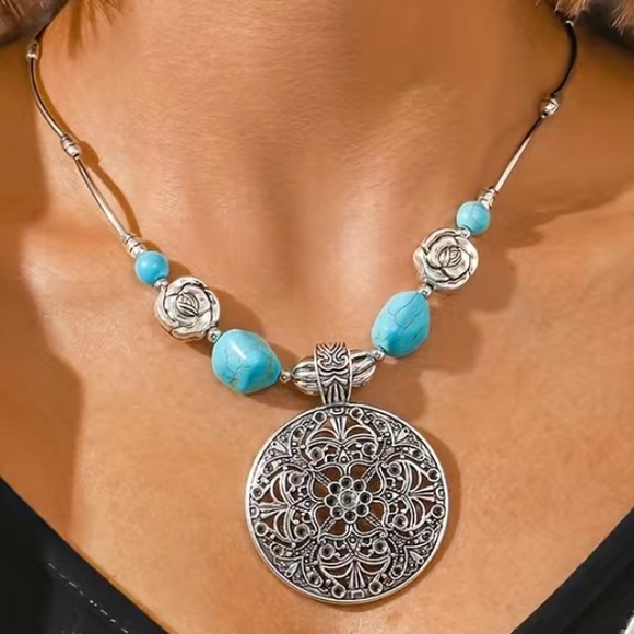 🆕NIP:Southwestern Turquoise Stone Statement  Necklace with Floral Medallion - Picture 4 of 7